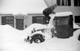Car stalled after snowstorm 1939