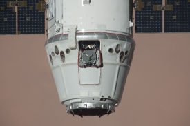closeup spacex dragon cargo craft approach and grapple5