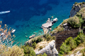 colorful blue green water of the amalfi coast 3174