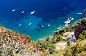 colorful blue green water of the amalfi coast 3179