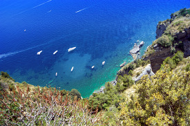 colorful blue green water of the amalfi coast 3198