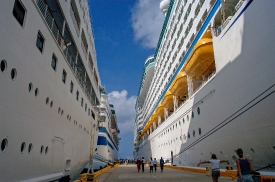 cruise ship docked in the caribbean 5077