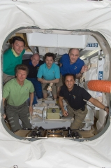 expedition 31 crew inside spacex dragon cargo craft 33