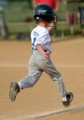 little league runing to home plate