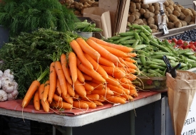 picture carrot bunches at market
