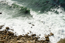 picture waves breaking on rocks 03