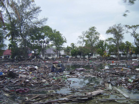 tsunami-sumatra-indonesia-destruction-in-streets 017