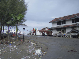 tsunami-sumatra-indonesia-destruction-in-streets 019
