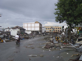 tsunami-sumatra-indonesia-destruction-in-streets 022
