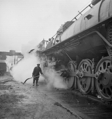 Washing a locomotive at the coaling station at an Illinois Centr