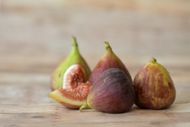 whole-cut-figs-side-view-blurry-background-photo
