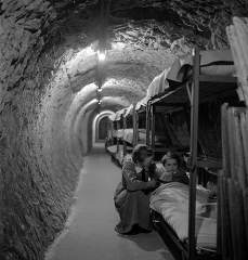 woman and child in underground tunnelduring bombing of london