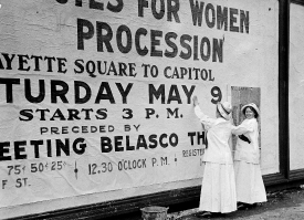woman suffrage at white house with banners 1914
