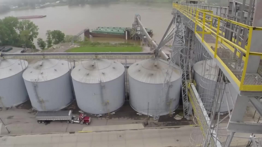 time lapse of grain and barge operations cincinnati ohio