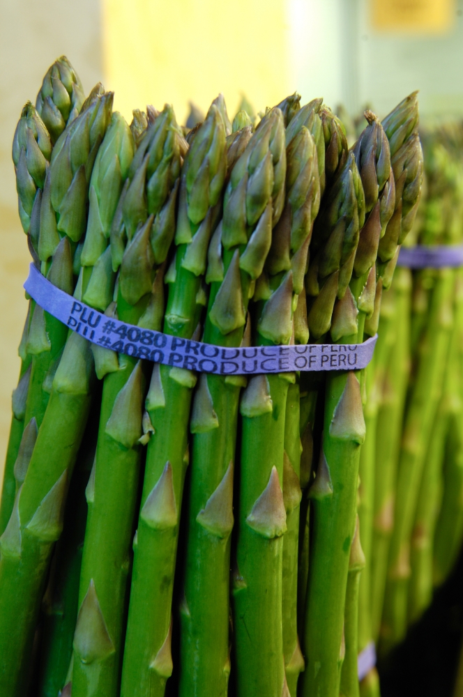 Asparagus wrapped with rubber band