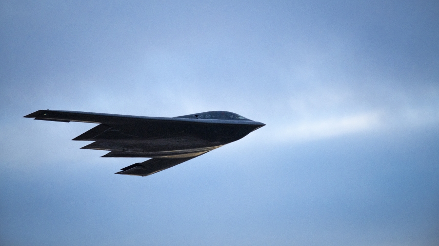 B-2 bombers train with Luke AFB fighters 2