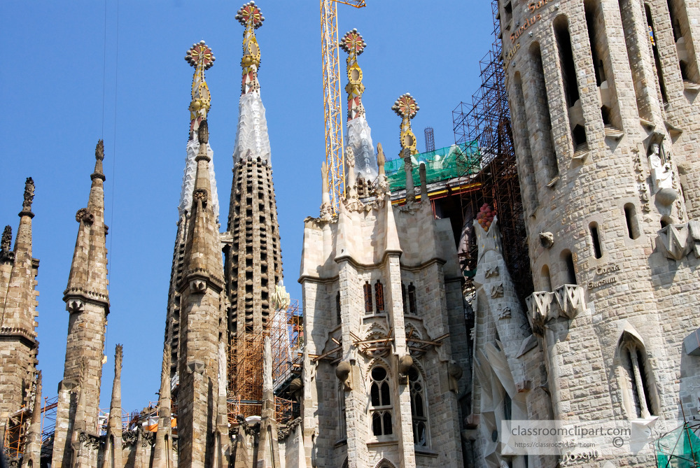 Basílica de la Sagrada Familia Star now crowns tower of the Vir