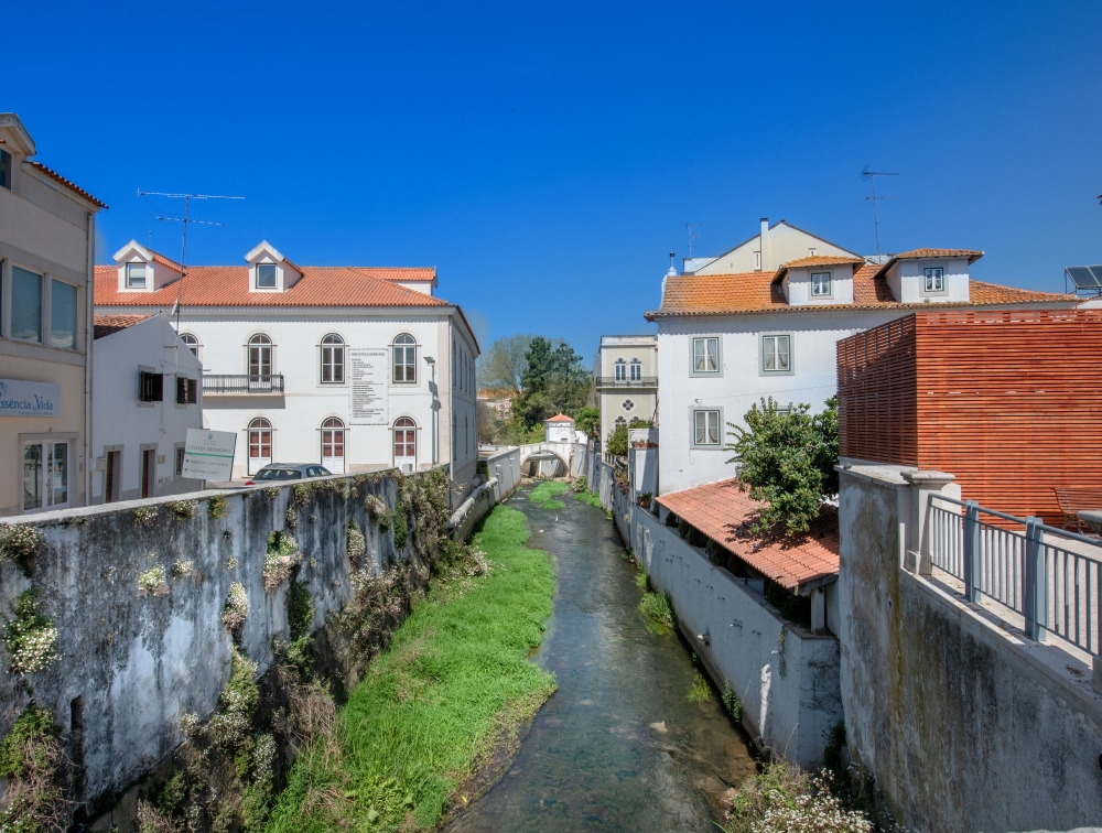 houses along dried river alcobaca portugal