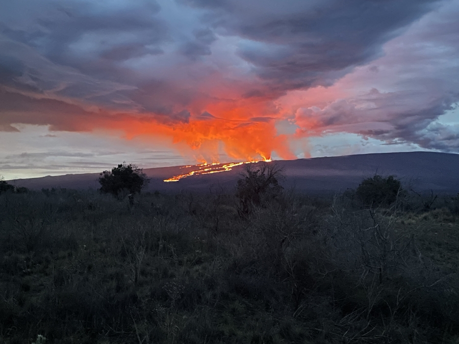 lava flow moving northeast downslope of Mauna Loa volcano
