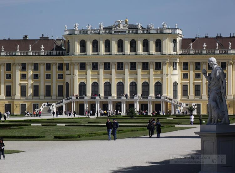 rear facade of Schloss Shoenbrunn in Vienna._pn art scale 2_00x