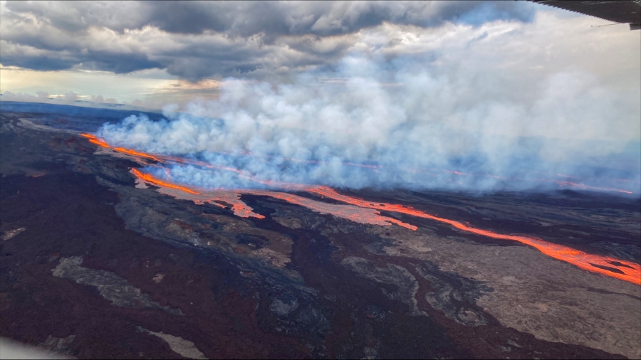 rift zone eruption of Mauna Loa