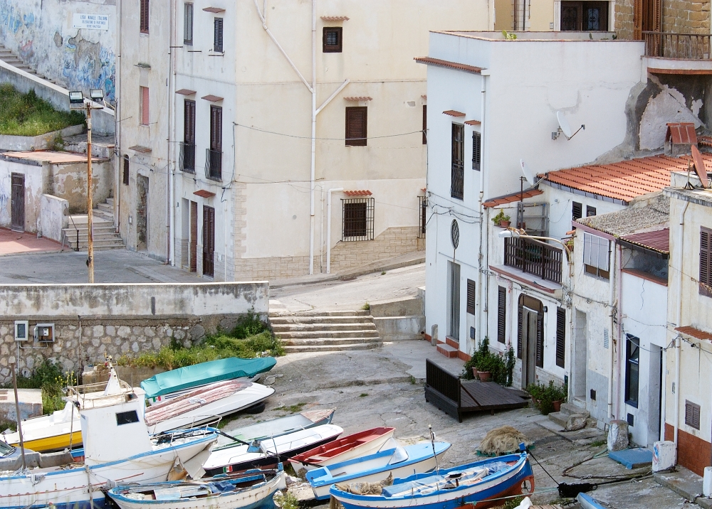 small-town-in-sicily-with-fishing-boast-lined-up-on-shore