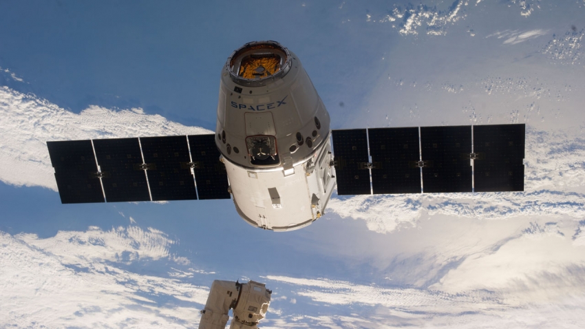 spacex dragon cargo craft in flight