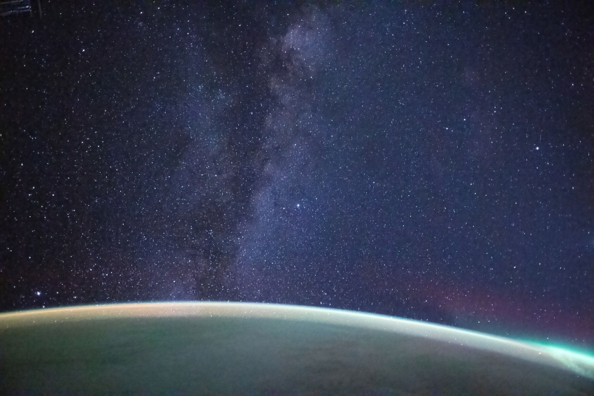 the milky way extends above the earths horizon