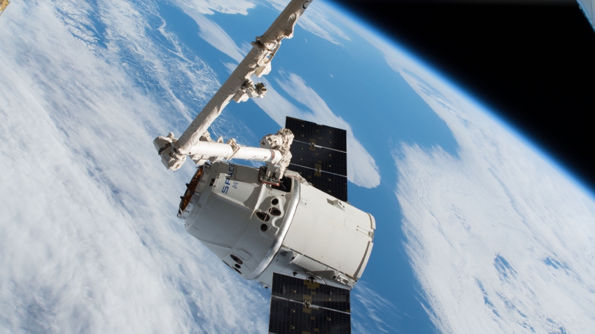 the spacex dragon cargo craft captured with the canadarm2