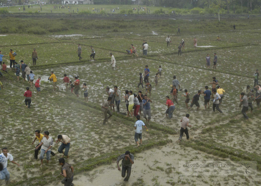 indonesians come to recieve food and supplies