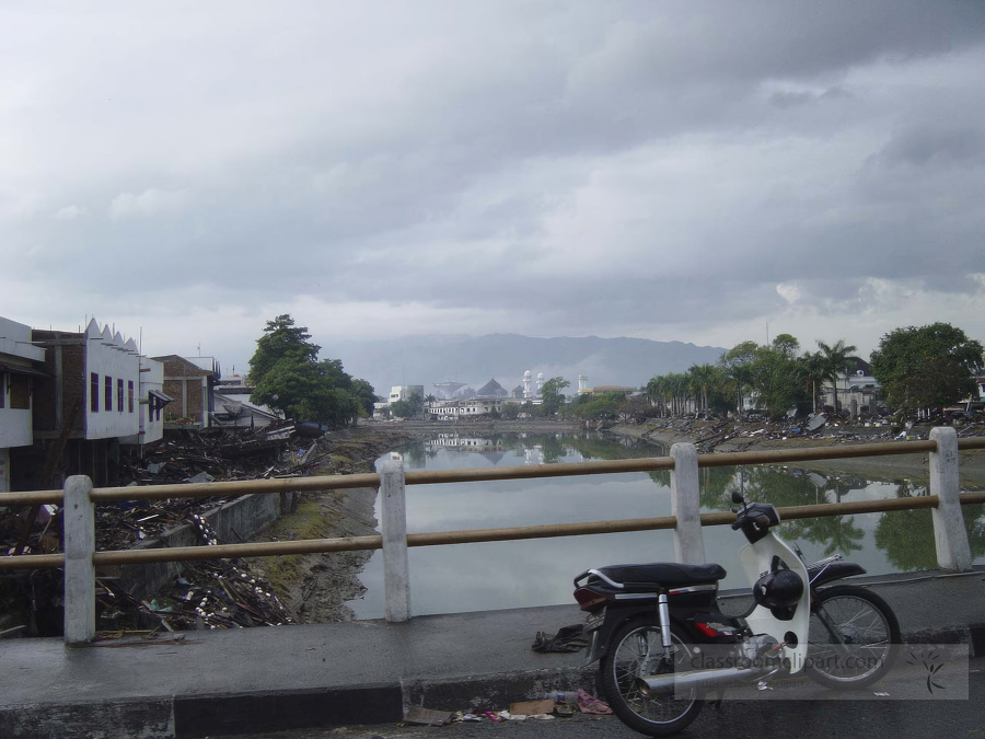 tsunami-sumatra-indonesia-destruction-in-streets 020