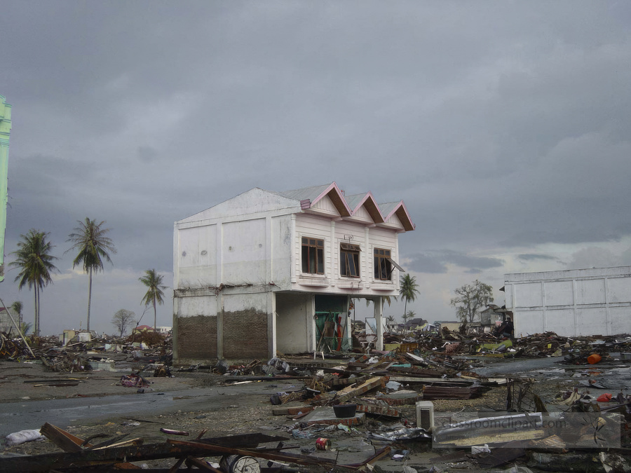 tsunami-sumatra-indonesia-destruction-in-streets 023
