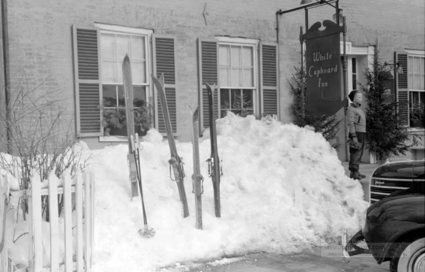 Vermont ski towns very crowded with skiers on weekends 1940 
