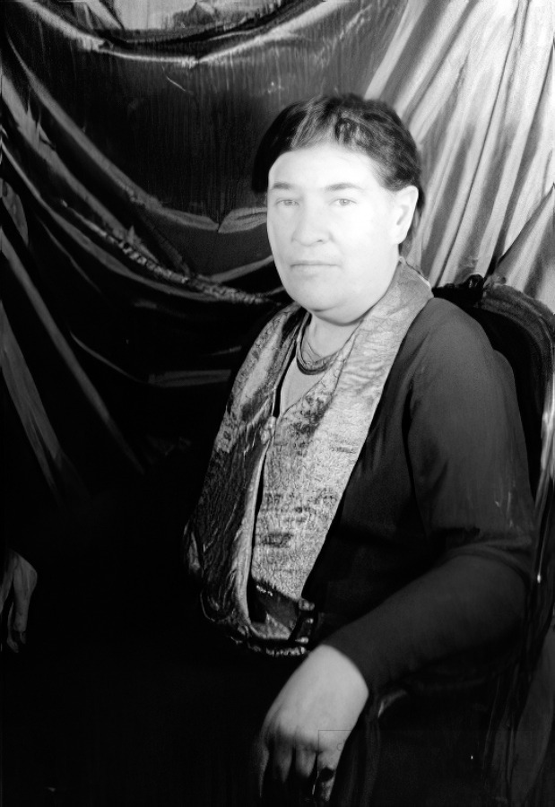 Willa Cather portrait photo image