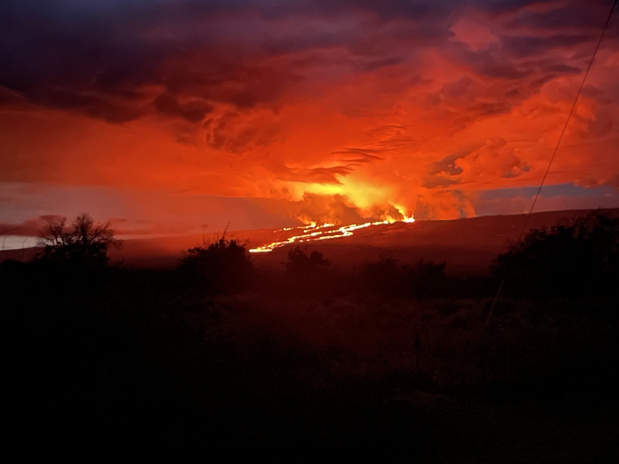 shows lava flows moving northeast downslope of Mauna Loa volcano ...