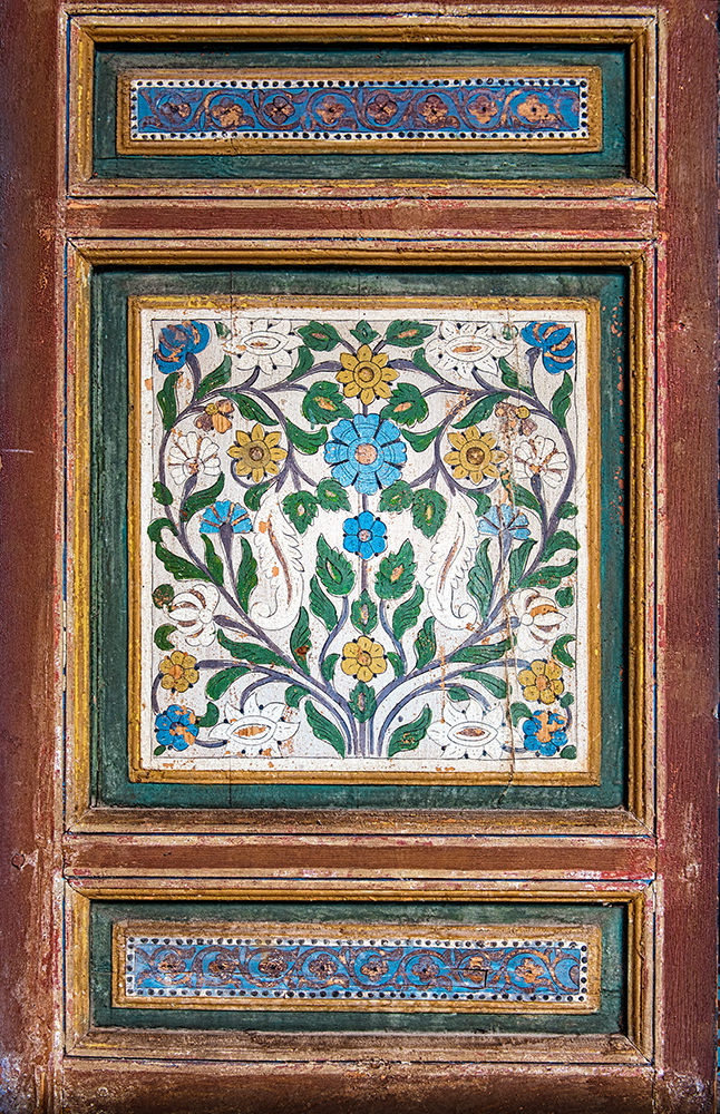 ornately-painted-flowers-onwood-panel-marrakesh-morocco-photo_6432b.jpg