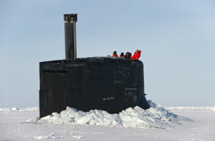 submarine-prepares-to-submerge-under-ice-in-the-arctic-235-photo.jpg