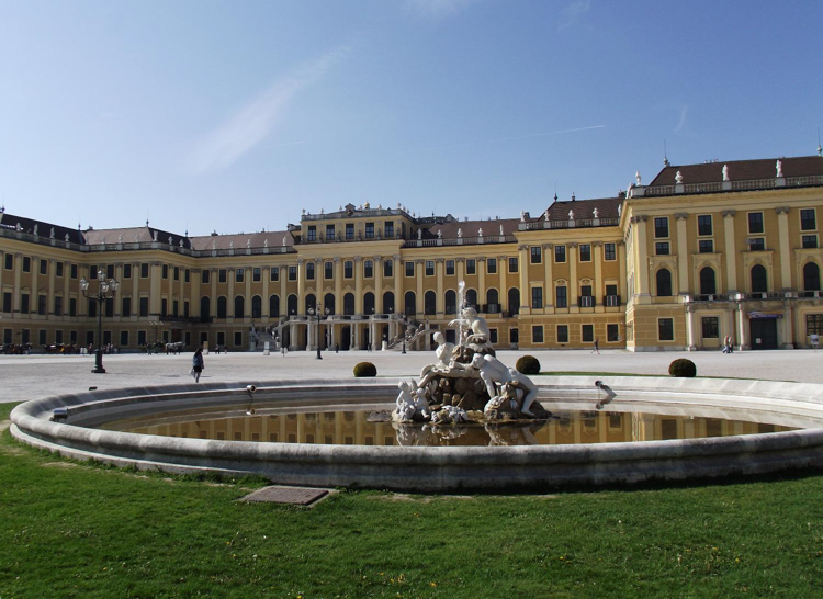 Schoenbrunn-Palace-in-Vienna.jpg