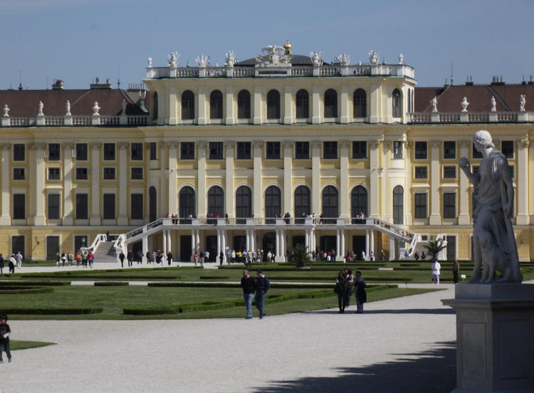 The-rear-facade-of-Schloss-Shoenbrunn-in-Vienna.jpg