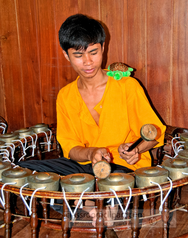 small-gong-circule-music-phnom-penh-25.jpg