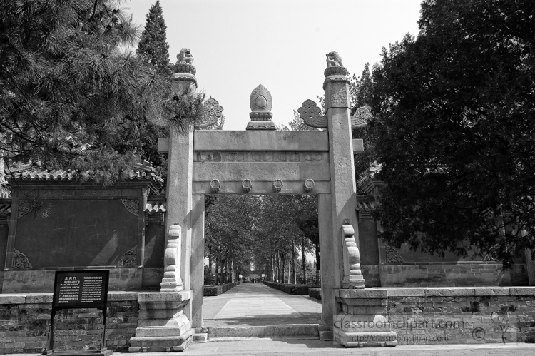 photo-dragon-and-phoenix-gate-ming-tombs-6295a.jpg