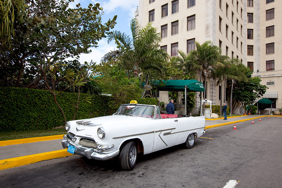 vintage-car-at-hotel-nacional-in-havana.jpg