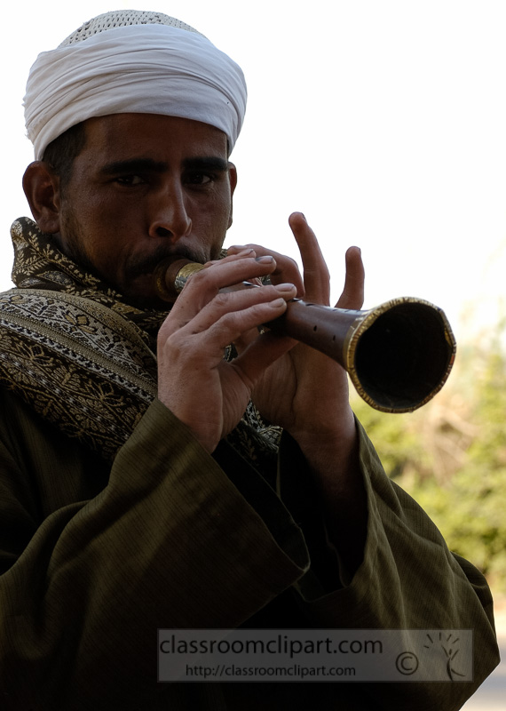 egyptian-man-playing-horn-photo-image-5060.jpg