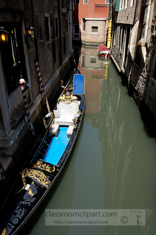 Gondolas-on-the-narrow-canal-in-Venice-Photo-8237.jpg