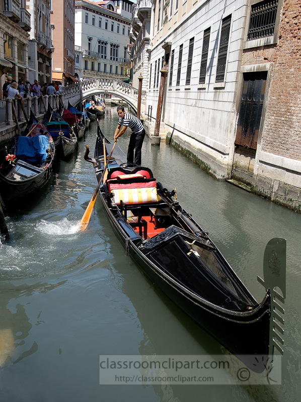 Gondolas-on-the-narrow-canal-in-Venice-Photo-8285A.jpg