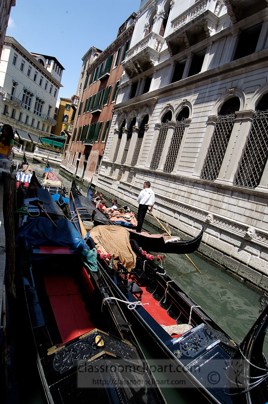 Gondolas-on-the-narrow-canal-in-Venice-Photo-8289.jpg