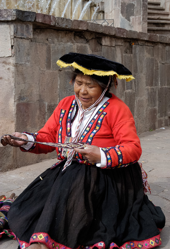 woman-sitting-and-weaving-good-Peru-009.jpg