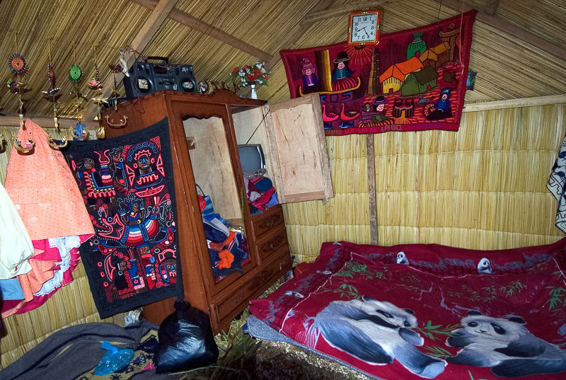 Interior-reed-huts-Lake-Titicaca-Photo-118.jpg