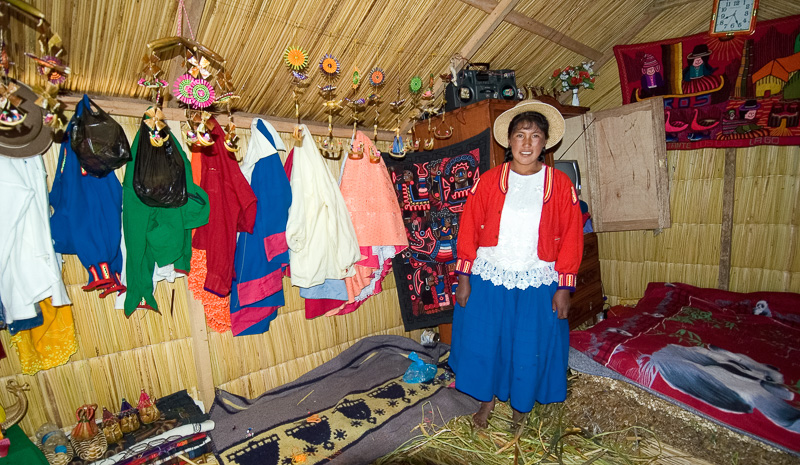 Interior-reed-huts-Lake-Titicaca-Photo-119.jpg