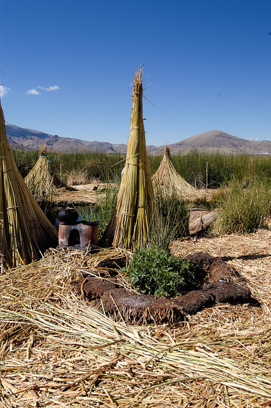Traditional-reed-huts-Lake-Titicaca-Photo-0066A.jpg